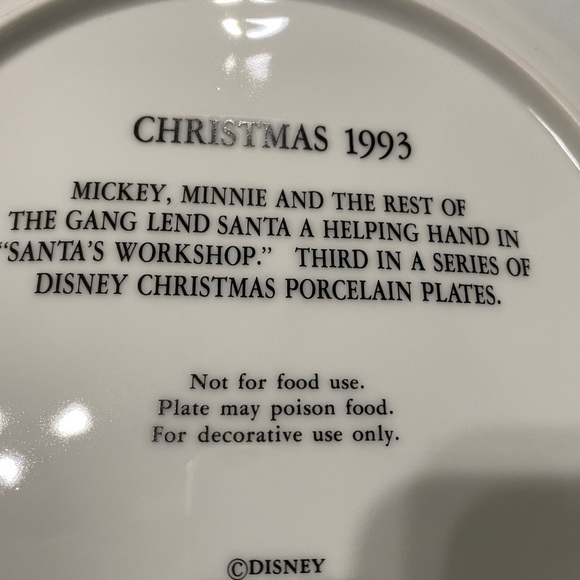 DISNEY STORE NWT VTG 1993 CHRISTMAS SANTA’S WORKSHOP PORCELAIN PLATE JAPAN 9.5” - Picture 13 of 14